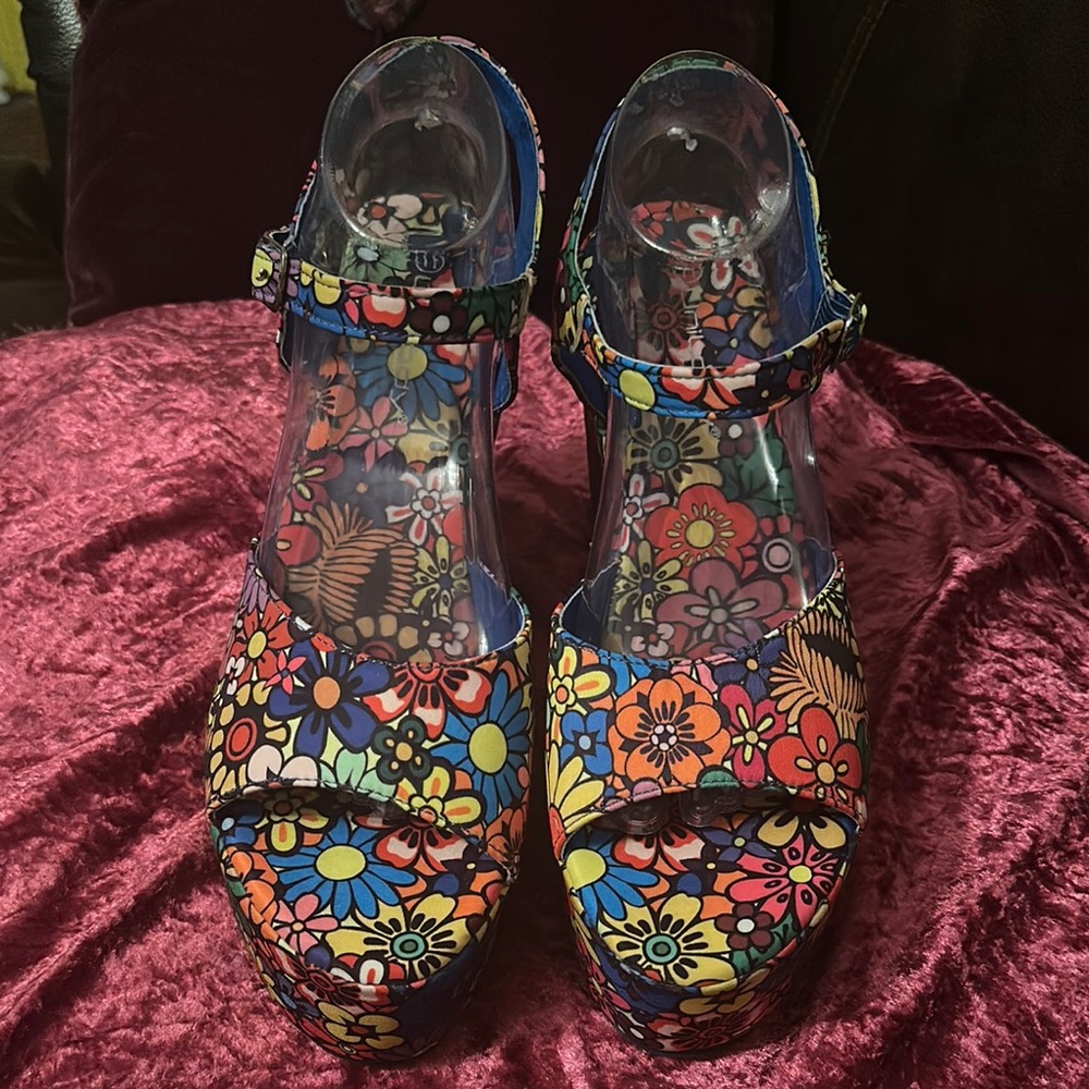 ❤️SOLD❤️Vibrant Floral Wedge Sandals